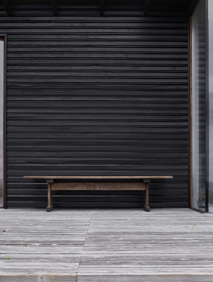 sort malt trefasade med benk foran