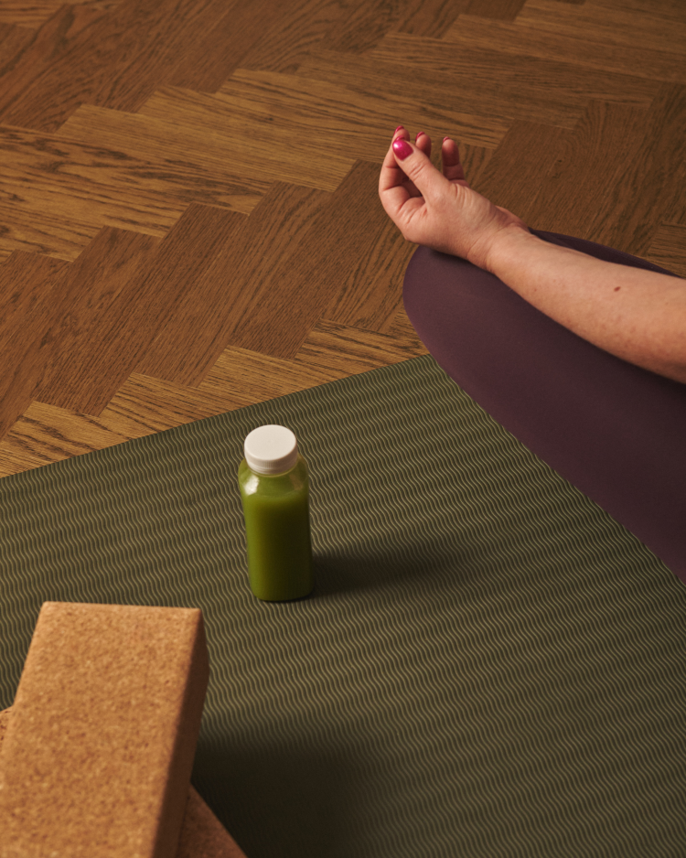 Kjøkken med mørkt tregulv i fiskebensmønster - matlaging pågår