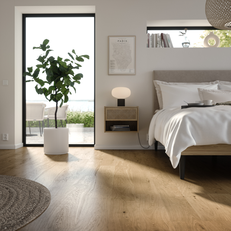 soverom med tregulv og glassdør ut mot hage