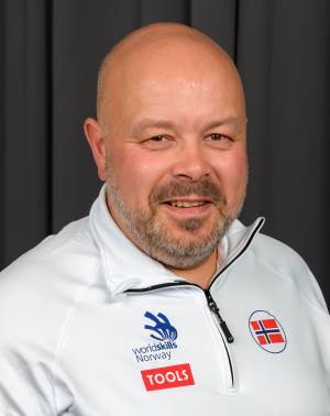 COACHER VIDERE: Espen Josten, teknisk sjef hos Tarkett Norge, er coach for den norske gulvleggeren Marius Hellestveit. <br />Foto: Jon Amundsen/WorldSkills Norway